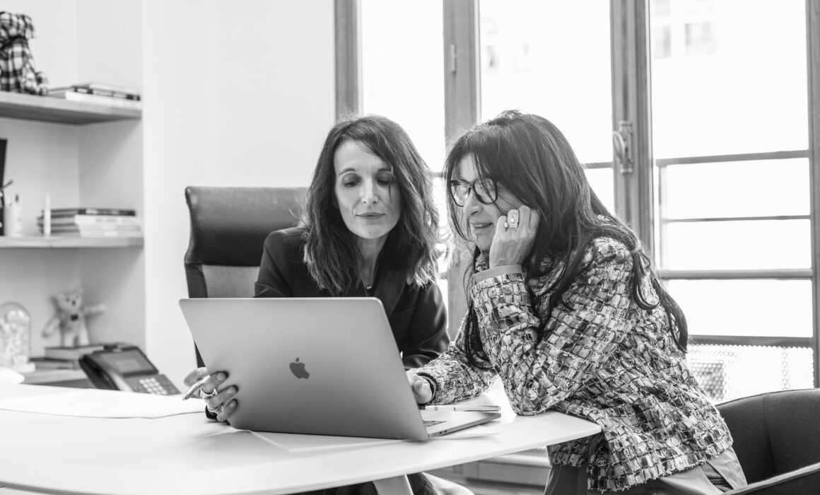 Photographie corporate deux femmes devant ordinateur portable