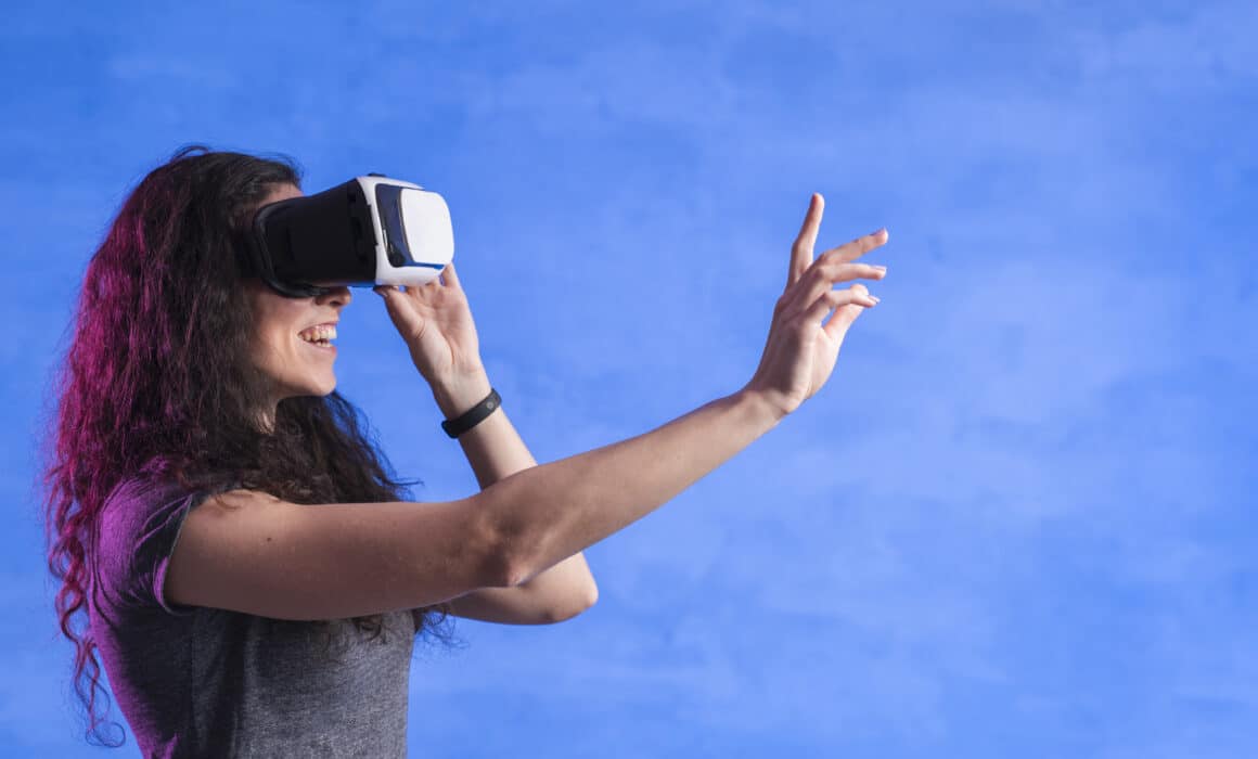 Photographie d'une femme avec un casque à réalité virtuelle