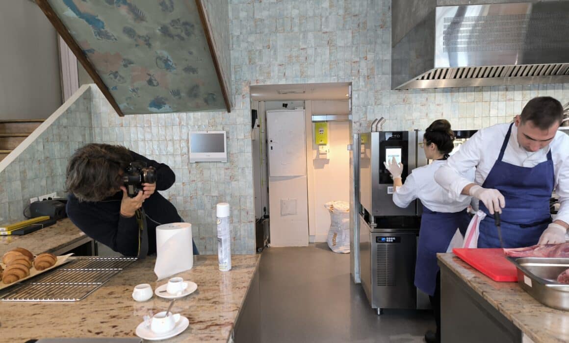 Backstage d'une production audiovisuelle en cuisine